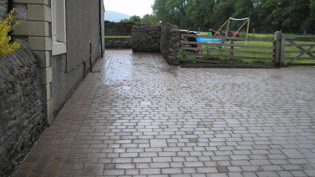 OLYMPUS DIGITAL CAMERA Classic Stone Driveway